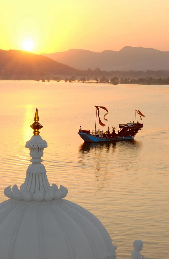 lake-palace-hotel-sunset