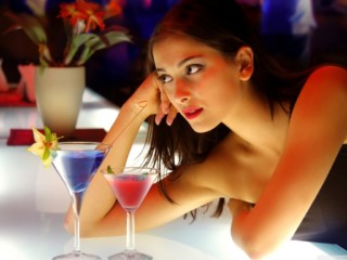 girl_and_cocktails-wallpaper-1280x768