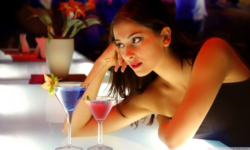 girl_and_cocktails-wallpaper-1280x768