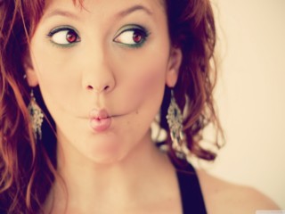 girl_funny_face-wallpaper-1280x800