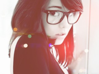 girl_in_glasses_2_sdgn-wallpaper-1440x900