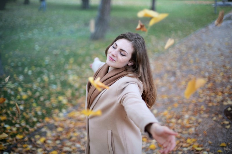 adult-autumn-autumnal-712413