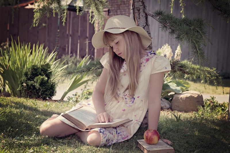 apple-beautiful-blond-159556