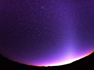 ciel mauve et milliers d'étoiles