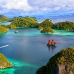 indonesia-beautiful-islands-scenery-water-ship-blue-sky-clouds-sea_2560x1600-1