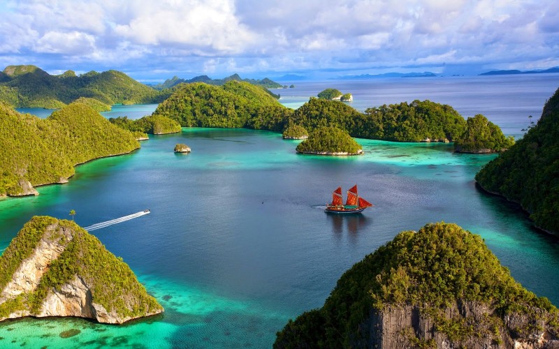 indonesia-beautiful-islands-scenery-water-ship-blue-sky-clouds-sea_2560x1600-1