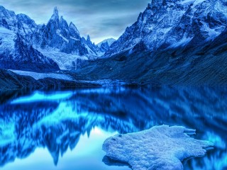 Lake-in-the-snowy-mountains