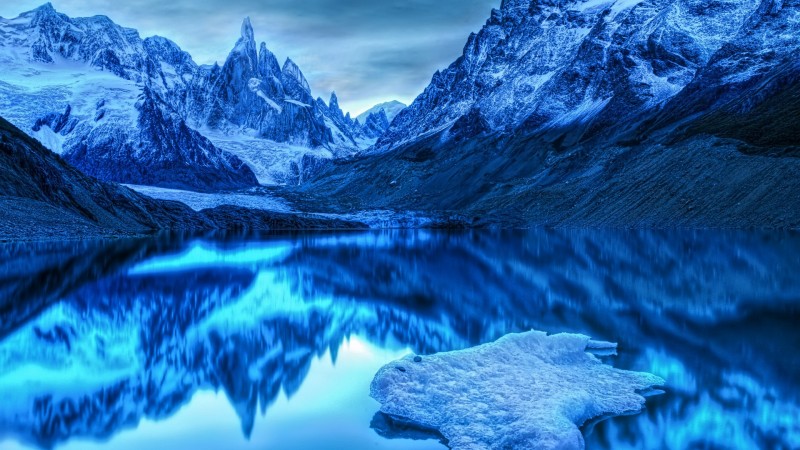 lake-in-the-snowy-mountains