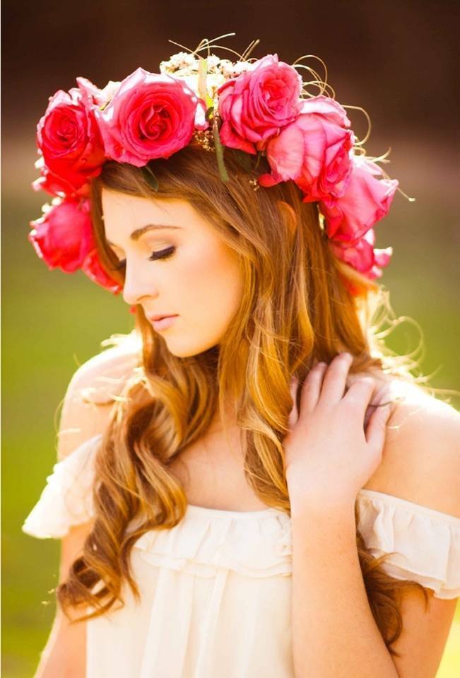 rose-hair-crown-and-white-horse-1