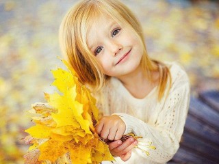 bambina con foglie